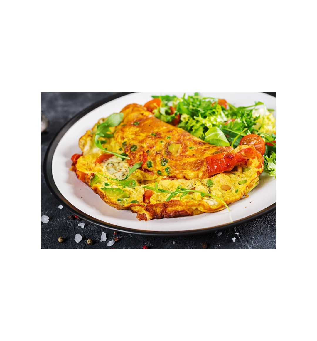 breakfast-omelette-with-tomatoes-avocado-blue-chee-5VEU4S3